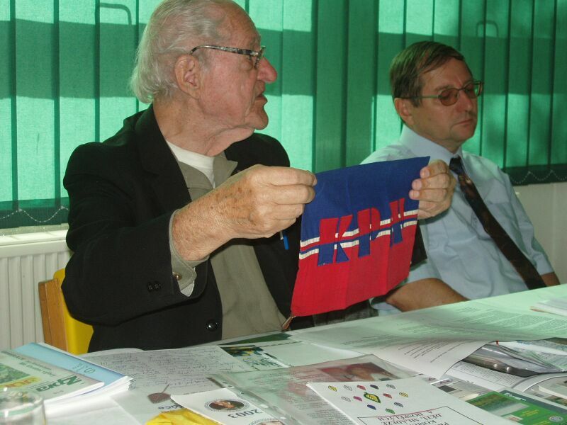 S Galnem, kter ukazuje vlajku KPN na PONSu 2004